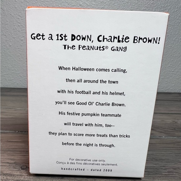 HALLMARK NIB 2009 Get a 1st Down, Charlie Brown! Peanuts Gang Halloween Ornament - Picture 2 of 8